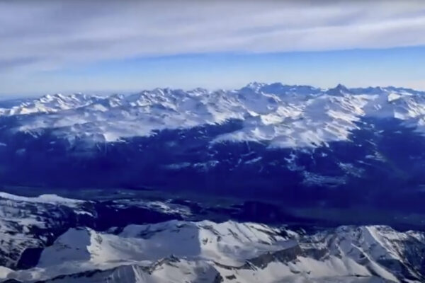 Fly with our pilots over the peaks of the Swiss mountains!